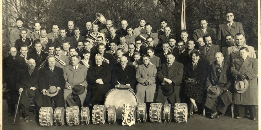 Koninklijk Harmonie-Orkest Door Eigen Kracht - 'Den DEK' Koninklijk Harmonie-Orkest Door Eigen Kracht - 'Den DEK'